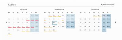 Kalender mit drei aufeinanderfolgenden Monaten, farbige Markierungen an Tagen mit Urlaub oder Krankmeldung, Wochenenden und Feiertage grau hervorgehoben.